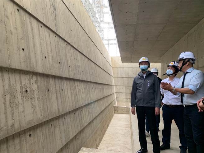 新竹市长林智坚（左）3日到大坪顶永生园，了解纳骨塔新建工程进度。（陈育贤摄）