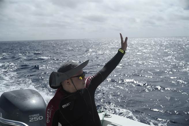 《男人與他的海》導演黃嘉俊透過影像邀請觀眾走「近」海洋。（牽猴子提供）