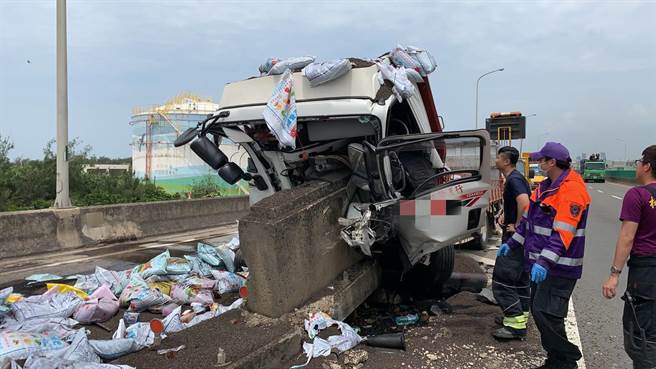 台61线观音段驾驶恍神自撞 肥料掉满地未回堵  。(警方提供／吕筱蝉桃园传真)
