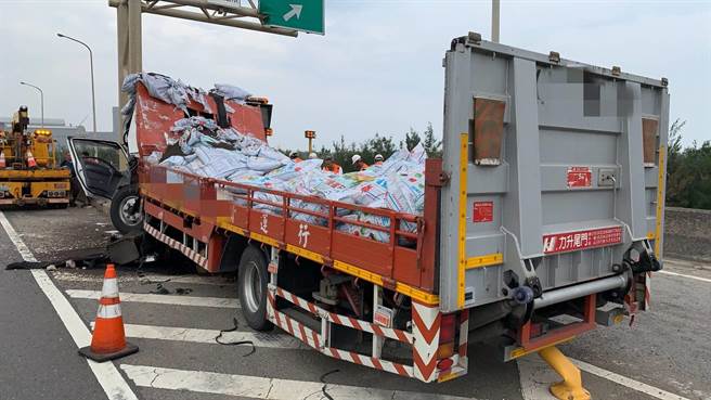 台61线观音段驾驶恍神自撞 肥料掉满地未回堵  。(警方提供／吕筱蝉桃园传真)