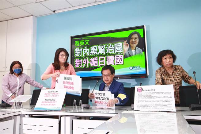 國民黨立院黨團首席副書記長陳玉珍（左起）、書記長鄭麗文、總召費鴻泰與立委葉毓蘭3日舉行「蔡英文對內黑幫治國 對外媚日賣國」記者會，鄭麗文指出國策顧問黃承國就是是天道盟領袖，就是蔡英文在背後撐腰，要蔡英文先處理黃承國才能展現決心。（陳信翰攝）