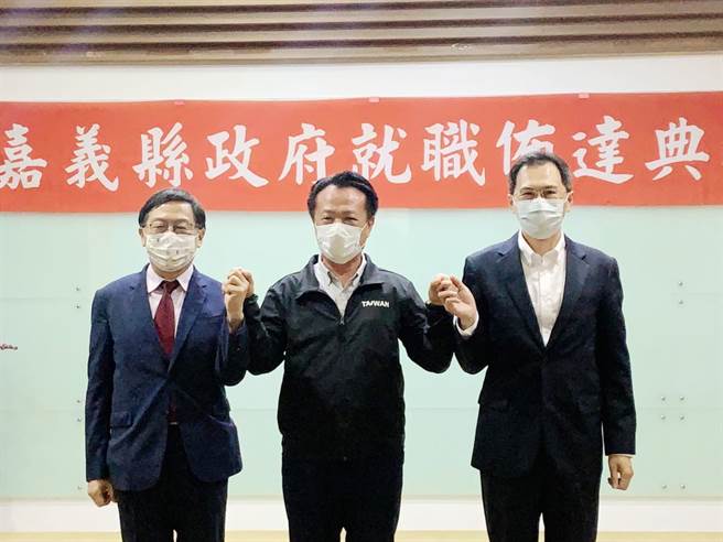 嘉義縣長翁章梁（中）期盼劉培東（左）回鍋後，與祕書長羅木興（右）等團隊一起朝農工大縣的路繼續努力。（呂妍庭攝）