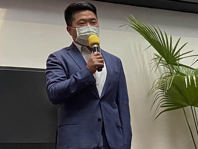 前立委顏寬恒向學生喊話，快聯絡他，私人贊助一箱水餃，保證比消波塊好吃。（盧金足攝）