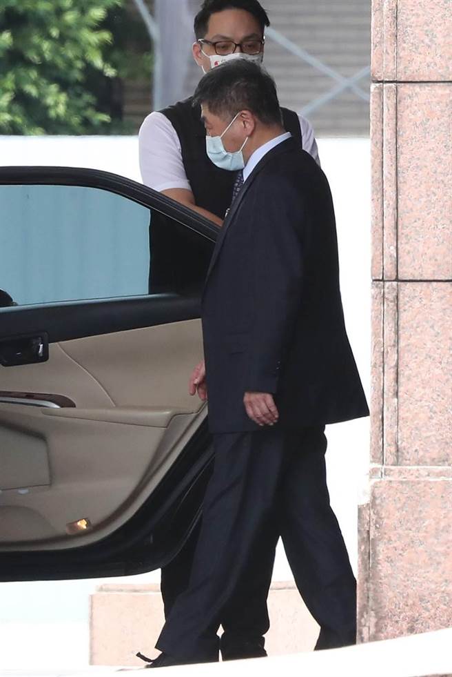 因應疫情升溫，行政院長蘇貞昌3日召開疫情會議，做出包括檢視防疫作為是否需再加強、視國內疫情及疫苗採購情形，持續檢討是否擴大公費接種範圍等4點裁示。會後，衛福部長陳時中（圖）搭車離開行政院。（劉宗龍攝）
