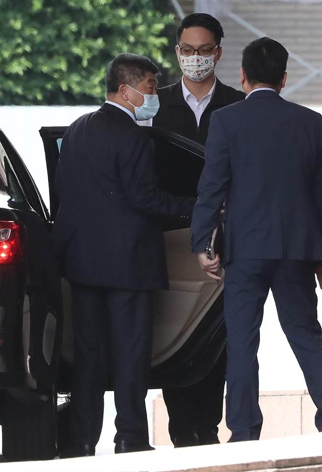 因應疫情升溫，行政院長蘇貞昌3日召開疫情會議，做出包括檢視防疫作為是否需再加強、視國內疫情及疫苗採購情形，持續檢討是否擴大公費接種範圍等4點裁示。會後，衛福部長陳時中（左）搭車離開行政院。（劉宗龍攝）
