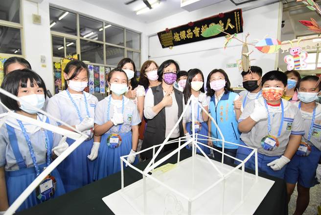 广达文教基金会在彰化县内11所国中举办广达游于艺「空间任意门」彰化县同盟展，以环境艺术的空间概念为发想主题，3日上午在湖东国小举行开幕仪式。（吴建辉摄）