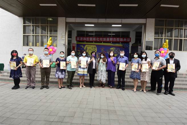 开幕仪式彰化县长王惠美、广达文教基金会执行长徐绘珈及11所参展学校校长共同参与。（吴建辉摄）