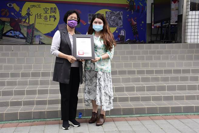 彰化县长王惠美也致赠感谢状，感谢广达文教基金会推广广达游于艺计画，启发学子对美的感知力，进而充实内在、丰富心灵，成就学子。（吴建辉摄）