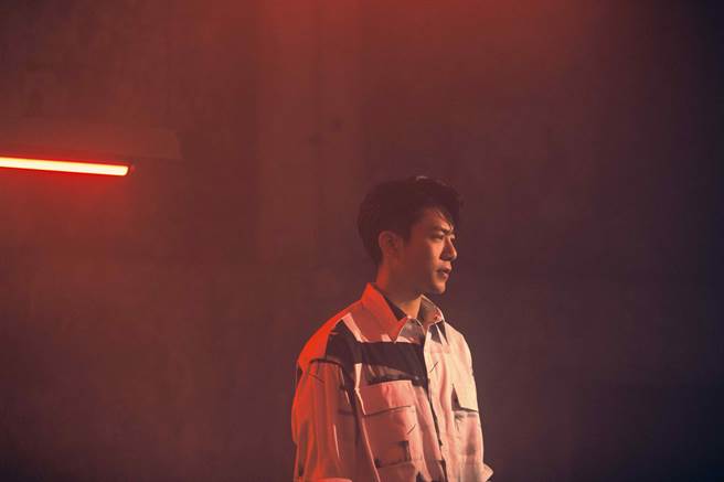 韦礼安日前为〈因为是你〉拍摄MV。（索尼音乐提供）