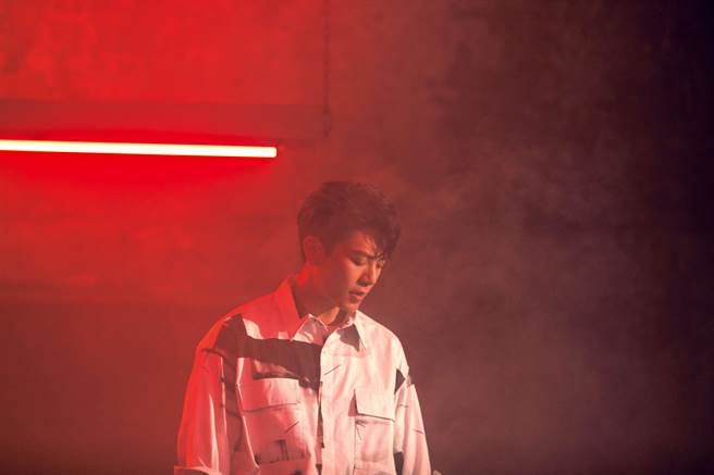 韦礼安日前为〈因为是你〉拍摄MV。（索尼音乐提供）