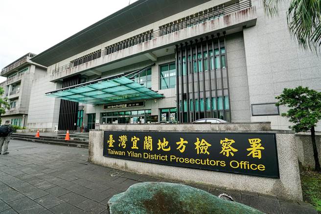 宜兰县曾姓妇女与丈夫许姓男子涉嫌虐待女童，导致女童双眼失明、半身瘫痪，检方将曾妇、许男起诉。（李忠一摄）