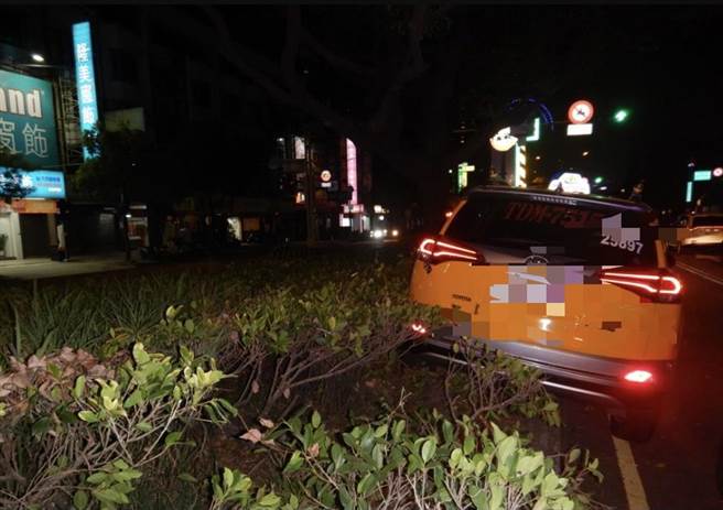 台中市一名计程车司机2日晚间疑未注意路况，自撞台湾大道四段的中央分隔岛。（民眾提供／卢金足台中传真）