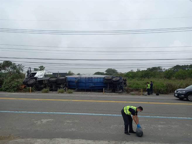 林男驾驶联结车自撞翻覆。（民眾提供／陈淑娥台中传真）