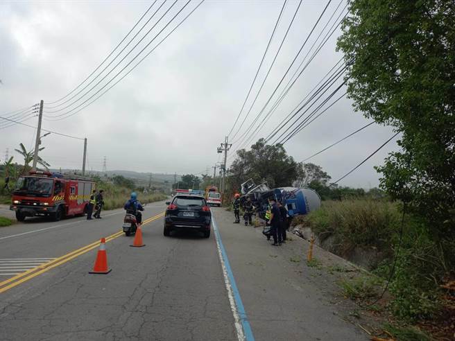 林男驾驶联结车自撞翻覆。（民眾提供／陈淑娥台中传真）