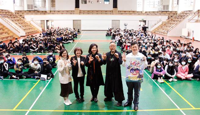 台湾应用材料公司与新竹市爱惜社区推展协会连续6年举办《看见台湾之后》系列活动，至今已至桃竹苗地区70所高中职宣导，分享台湾人文、累积超过4万名师生参与。（新竹市爱惜社区推展协会提供／陈育贤新竹传真）