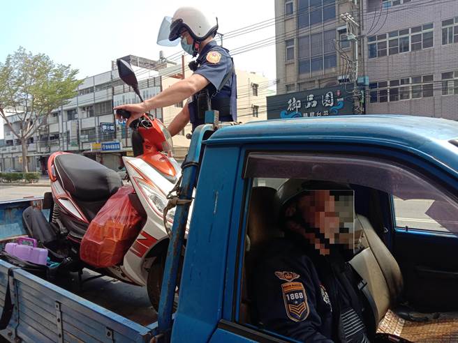 货车驾驶曾先生行经时看到，主动询问「需要帮忙吗？」并与员警合力将机车抬上货车载到机车行检视。（清水警分局提供／陈淑娥台中传真）