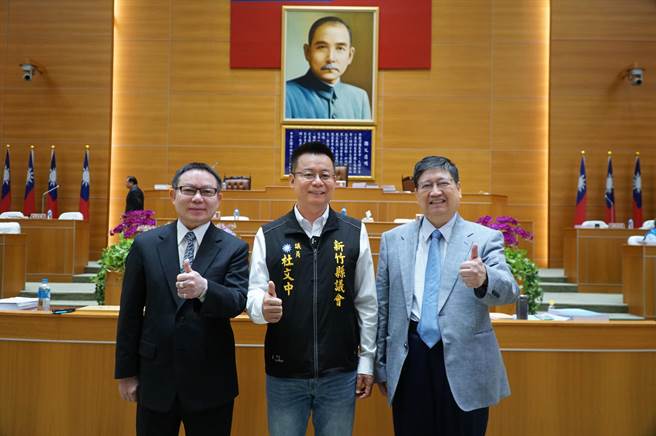 县议员杜文中（中）在议会质询时，建议县府借重台积电影响力，请中央解决缺地缺水问题。（罗浚滨摄）