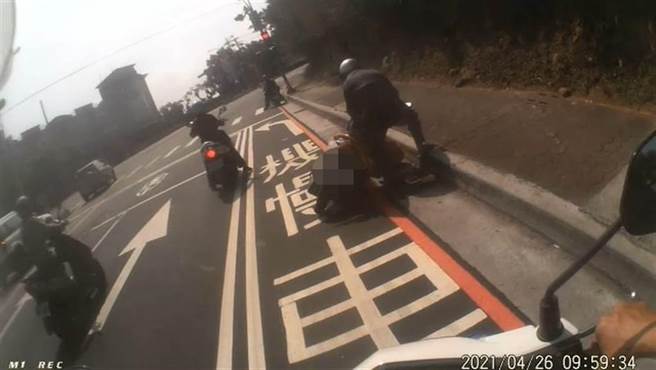 陈姓老翁骑机车行经沙鹿区停等红灯时，因腰部刚开完刀，大腿使不上力，无法稳住机车而倒地。（清水警分局提供／陈淑娥台中传真）
