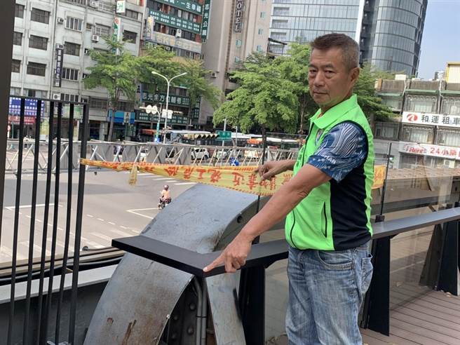 台中市议员郑功进3日质疑，荣获九项国际大奖，逾四亿经费打造绿空铁道轴线计画，去年12月启用迄今，民眾游玩就吃闭门羹。（卢金足摄）