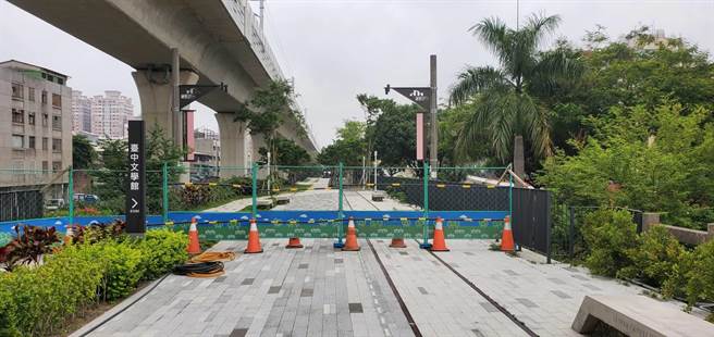台中市府配合建设局，办理国光路地下道填平以及高架桥拆除工程，将绿空铁道西侧暂时封闭，现场没说明告示，民眾白跑一趟。（卢金足摄）