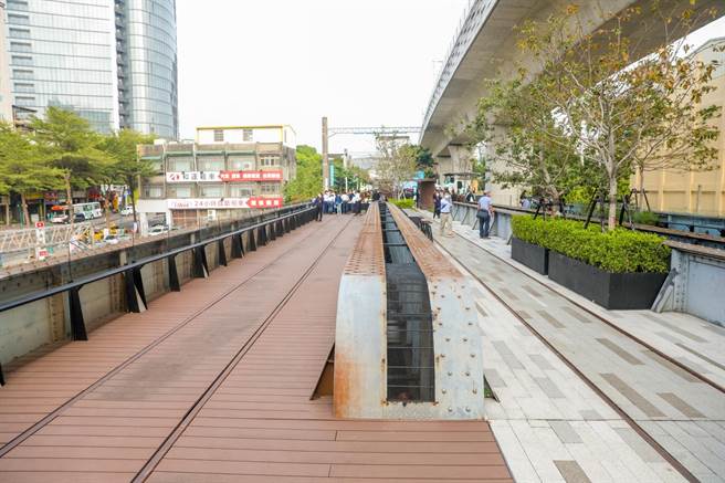 台中铁道轴线的建设推动，让市民游走在歷史轴线上，获得更舒适的人行空间。（ 卢金足摄）