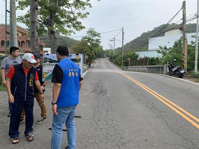 大甲区成功路破损不堪，市议员李荣鸿争取经费改善。（市议员李荣鸿服务处提供／陈淑娥台中传真）