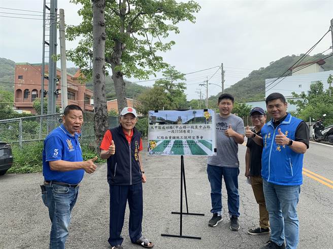 大甲区成功路破损不堪，市议员李荣鸿争取经费改善。（市议员李荣鸿服务处提供／陈淑娥台中传真）