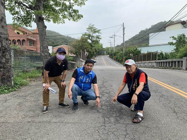 大甲区成功路破损不堪，市议员李荣鸿争取经费改善。（市议员李荣鸿服务处提供／陈淑娥台中传真）