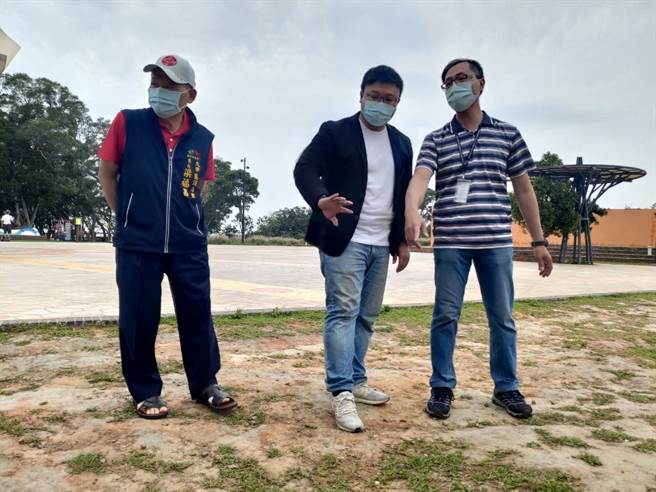 大甲鐵砧山草皮生長狀況不佳，市議員施志昌3日邀相關單位會勘。（陳淑娥攝）