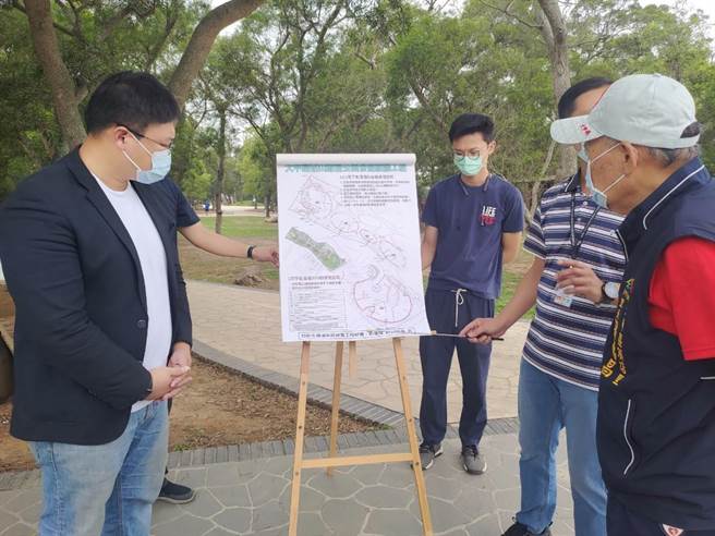 大甲鐵砧山草皮生長狀況不佳，市議員施志昌3日邀相關單位會勘。（陳淑娥攝）