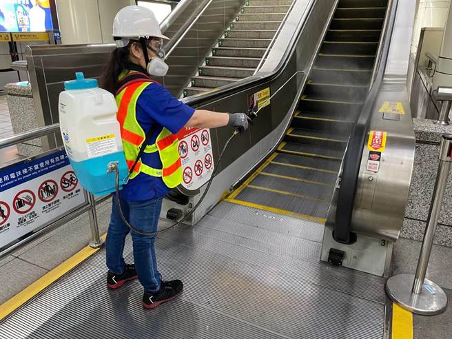 北捷自疫情初期，即已实施第一线服务人员值勤时全面戴口罩，并持续进行各项消毒措施。（北捷公司提供／游念育台北传真）