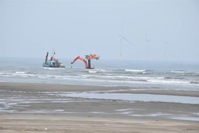 外商风电公司正在竹南长青之森外海放设电缆。（谢明俊摄）