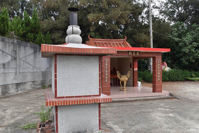 外商风电公司施作电缆接驳站打椿机具剧烈震动，震坏一旁万善祠金炉及屋顶。（谢明俊摄）