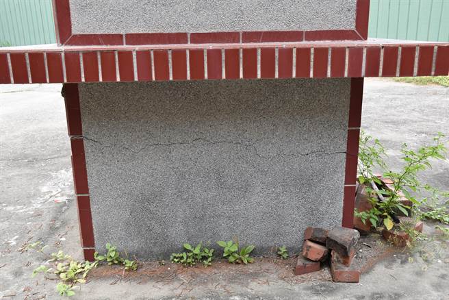 万善祠金炉已被震出明显裂缝。（谢明俊摄）