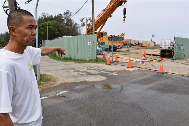 外商风电公司在竹南长青之森沙滩施工，砍除一大片植被，里长叶光华要求日后恢復。（谢明俊摄）