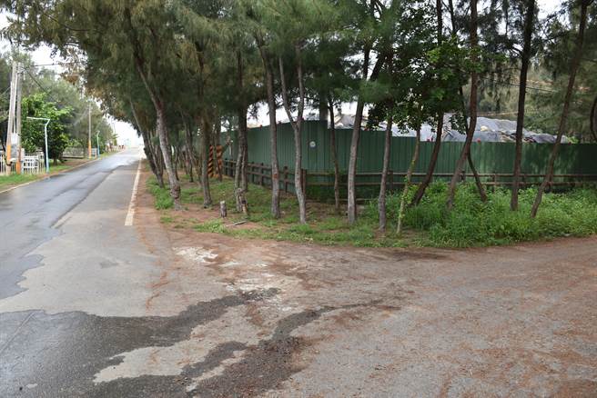 外商风电公司在长青之森施工，重机具造成路面损坏，当地海口里长要求厂商修復。（谢明俊摄）