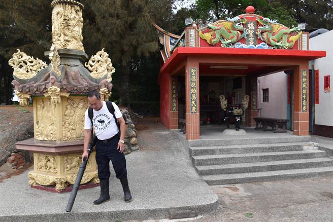 万善祠庙祝叶宏才平日清扫万善祠及福圣宫。（谢明俊摄）