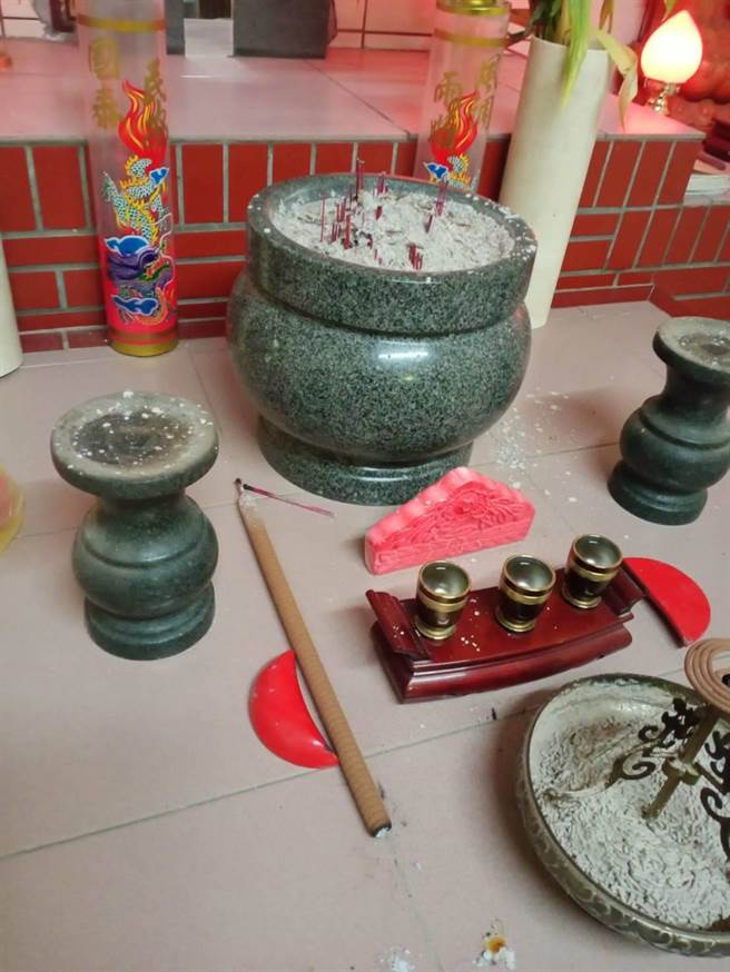 万善祠日前发生香炉内大香离奇飞离香炉，叶宏才当场拍照存证。（叶宏才提供／谢明俊苗栗传真）