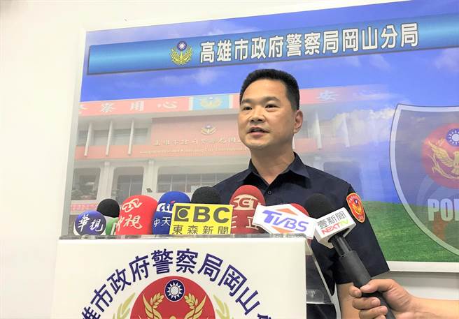 冈山地区日前发生男子争风吃醋，高姓男子持刀刺伤简姓男子，冈山警分局长王世芳3日说明案情。（林瑞益摄）