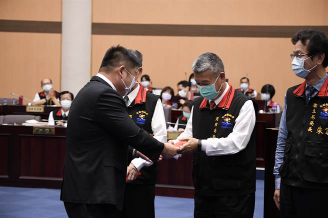 花莲县议会议长张峻代表县议会发放红包给县府各局处首长，感谢大家在0402太鲁阁事故当下，投入大量资源，相互配合与协助，让伤害降到最低。（花莲县政府提供／罗亦晽花莲传真）