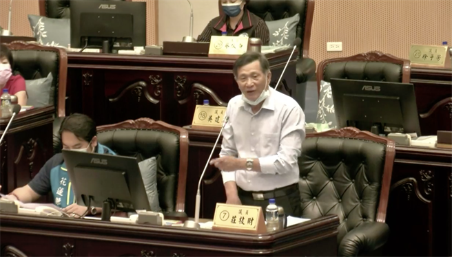 县议员庄枝财上午在一读会时指出，花莲市农兵桥封桥迄今将近1年，目前工程只有将旧桥拆除，新桥仍未动工，质疑工程单位「摆烂」。（罗亦晽翻摄）
