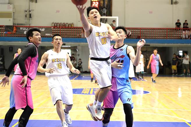 除了精彩的国中球队比赛之外，还有一场由Will Power大人团队与中和国中教师队组成的表演赛。(图/永庆房屋提供)