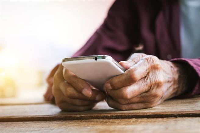 网友不满当学徒薪资过低，反被酸「凭什么领高薪」。（示意图／Shutterstock）