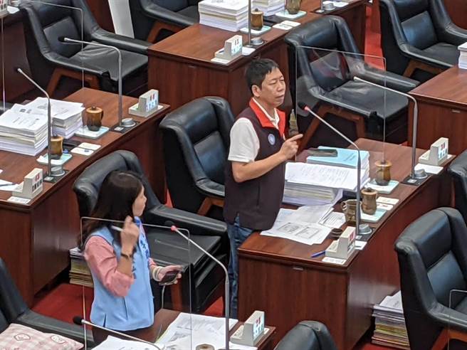 高雄巿议员黄绍庭3日在议会质询。（曹明正摄）