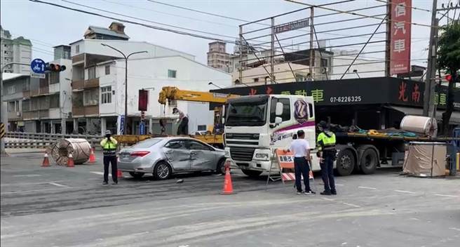 一部营业用货运曳引车3日中午行经冈山区中山南路与大德三路，因为与一部自小客车发生碰撞，导致曳引车上的两颗大钢圈掉落地面，幸无人受伤。（翻摄照片／林瑞益高雄传真）