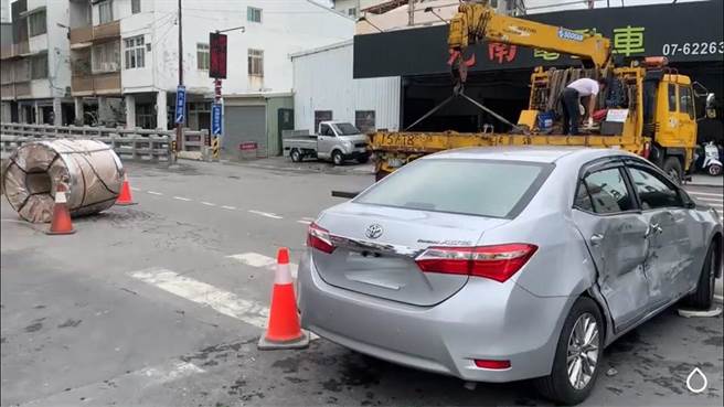 小客车因为与曳引车碰撞与钢圈碰击，导致车体多处毁损。（翻摄照片／林瑞益高雄传真）