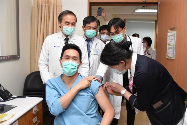 彰化基督教医院3日于总院一楼大厅开放民眾施打新冠疫苗，接种民眾将获得精美防疫小礼物做为奖励，员工则发放200元福利券，符合公费接种者一律免收挂号费、注射费，且免预约，但接种时需携带健保卡与手机。（彰基提供／谢琼云彰化传真）