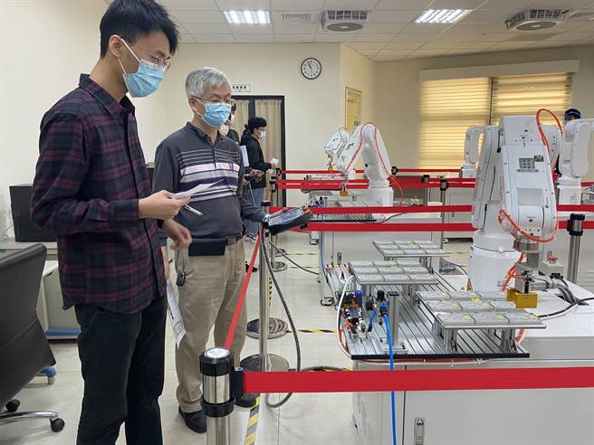 屏科大达人学院「AI智慧机电学士学程」，课堂指导学生操作机器手臂，学用合一毕业即就业。（家扶提供／卢金足台中传真）