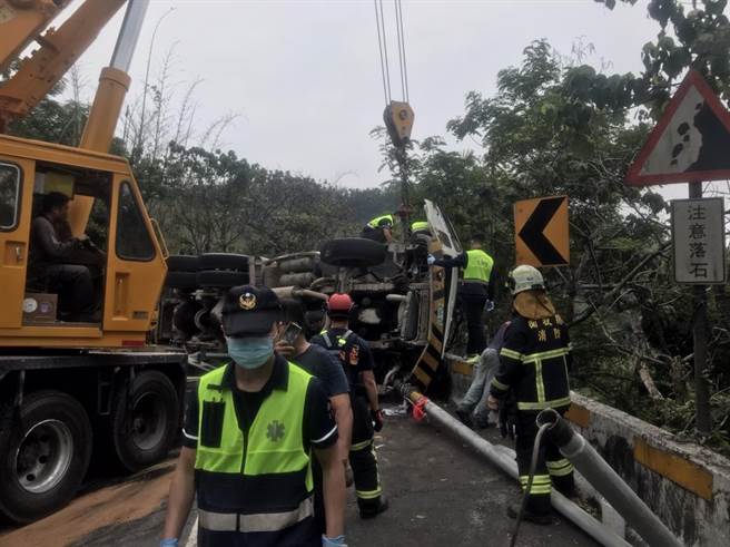 鹿谷乡混凝土车翻覆，酿夫死妻伤惨剧。（南投县消防局提供／廖志晃南投传真）