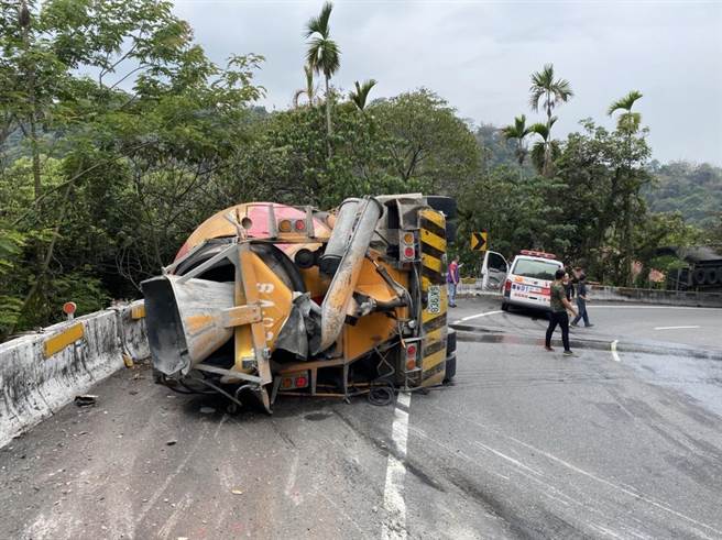 鹿谷乡混凝土车翻覆，酿夫死妻伤惨剧。（南投县消防局提供／廖志晃南投传真）